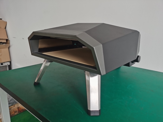 stufa di legno all'aperto con il forno della pizza